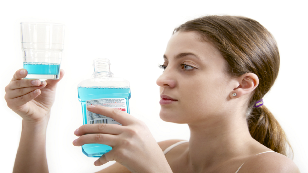 65bceca34c59b747de14cb51 حقيقة مضار غسول الفم مقابل فوائده!