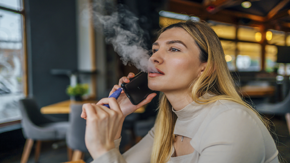662254bf4236045d8e5cb4b2-1 ماذا يحدث لجسمك عند تدخين السجائر الإلكترونية؟
